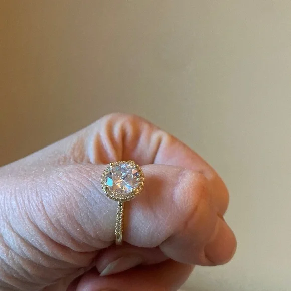 Pretty Bird Jewelry Radiant Gold Women's Ring with Sparkling Centerpiece - Picture 4 of 10